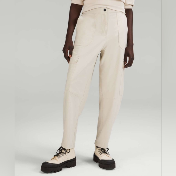 Lululemon Light Utilitech Cargo Pocket High-Rise Pant
Natural Ivory Sz 27 - Picture 1 of 3